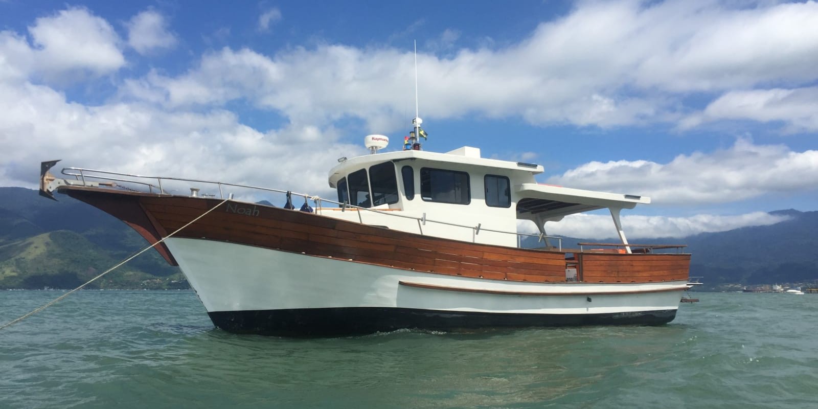 Passeio de Barco de Pesca Barco em Ilhabela