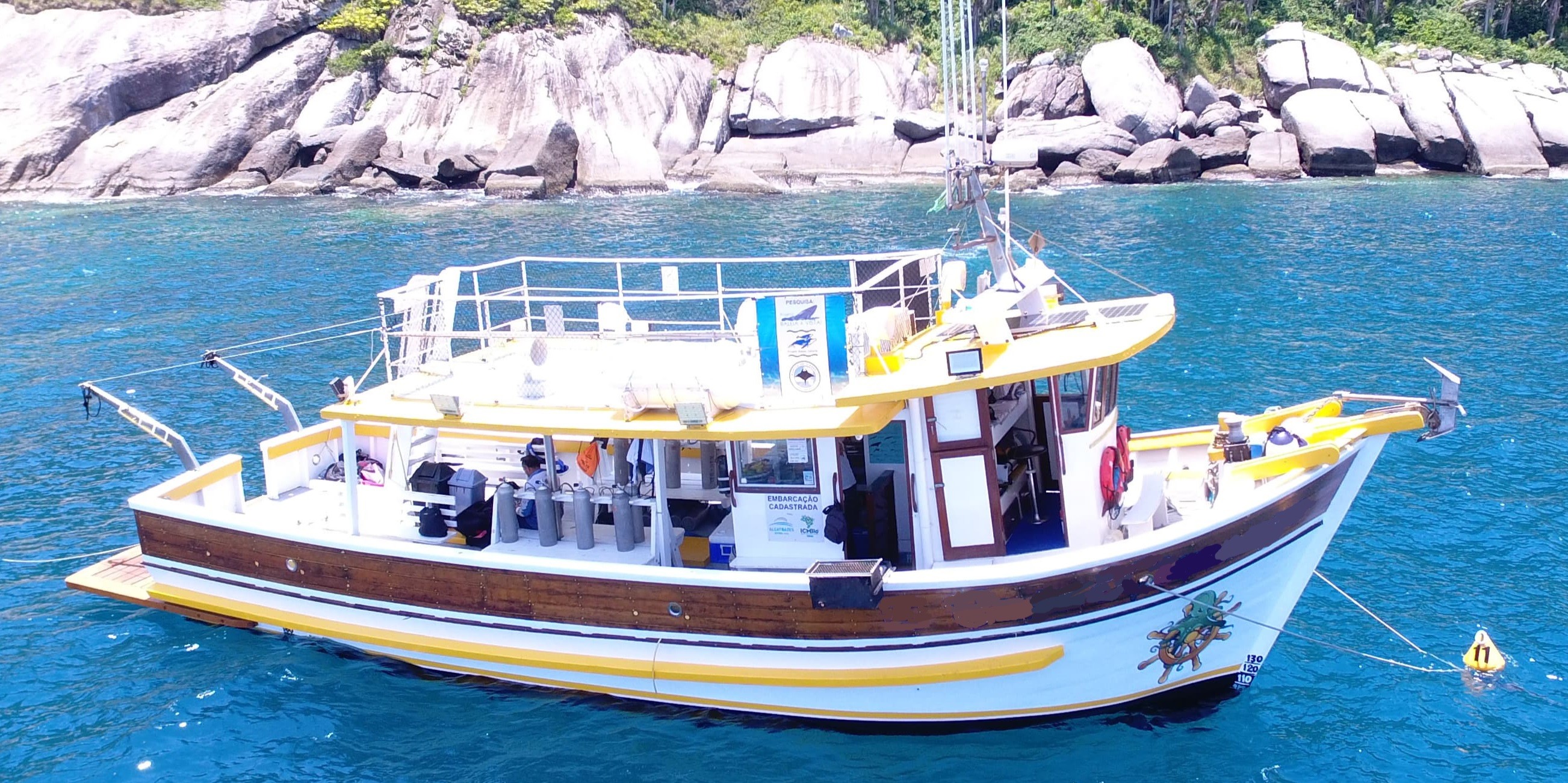 Passeio de Barco de Pesca Barco em Ilhabela
