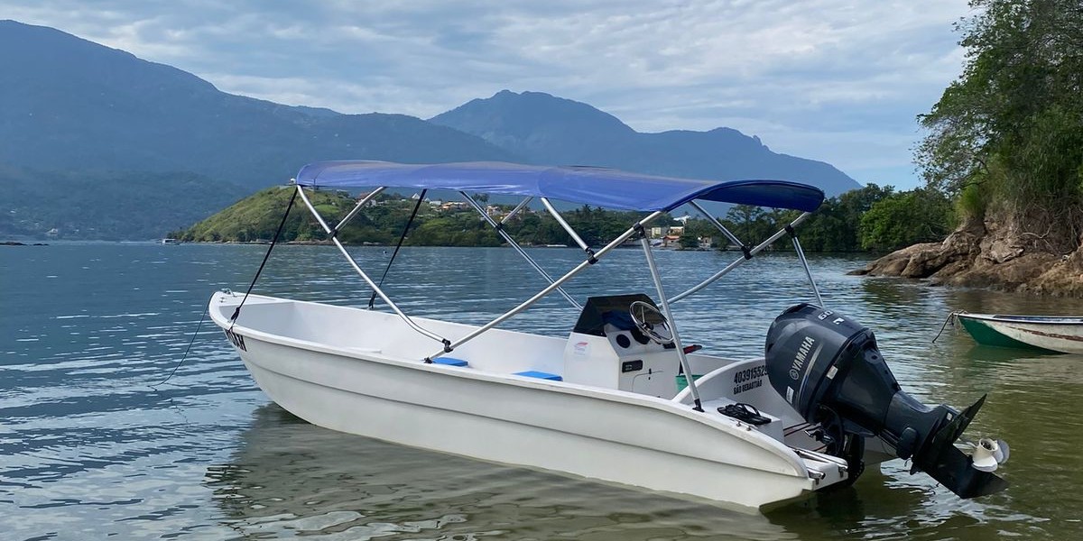Passeio de Lancha Vitare em Ilhabela
