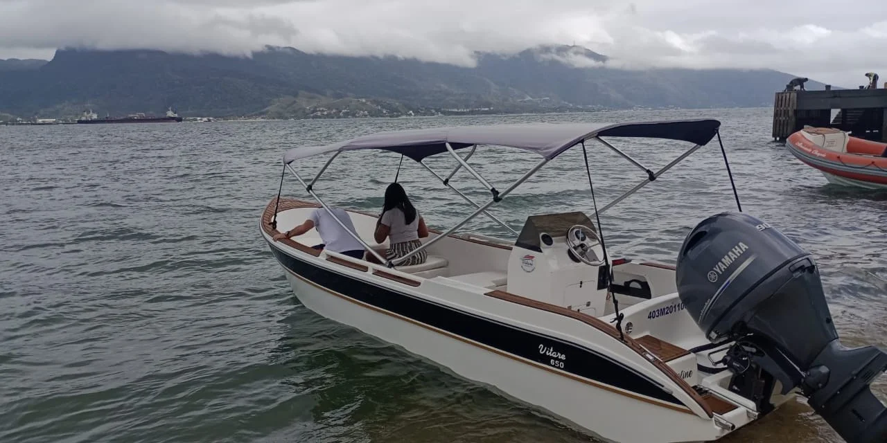 Passeio de Lancha Vitare 650 em Ilhabela