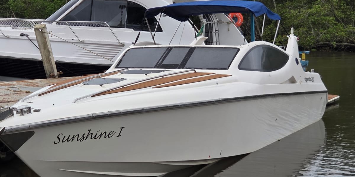 Passeio de Lancha Dynamax em Ilhabela