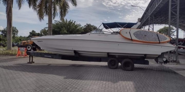 Passeio de Lancha Chris Craft em Ilhabela