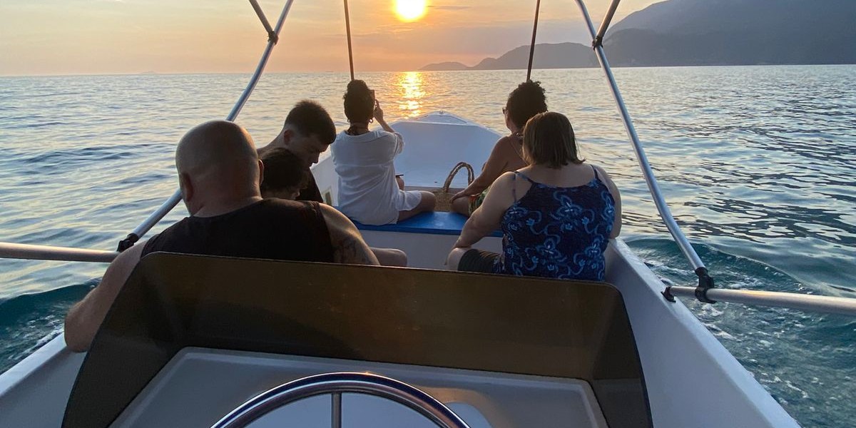 Passeio de Lancha Vitare em Ilhabela