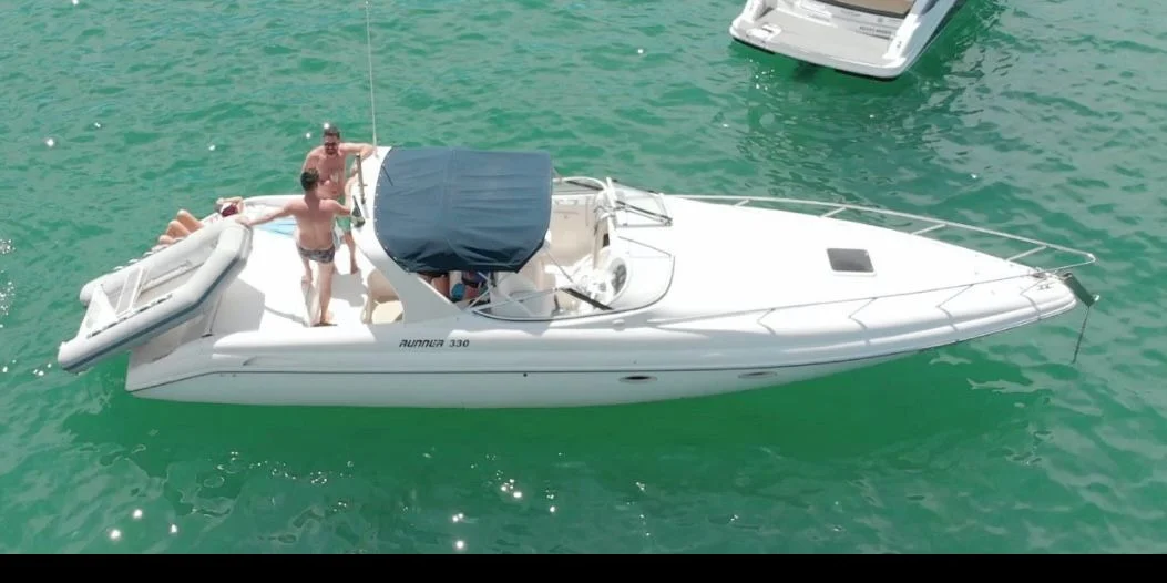 Passeio de Lancha Runner 330 em Ilhabela