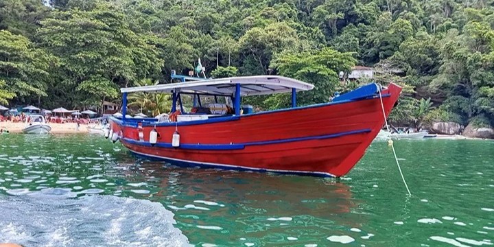 Passeio de Barco de Pesca Barco em Ilhabela
